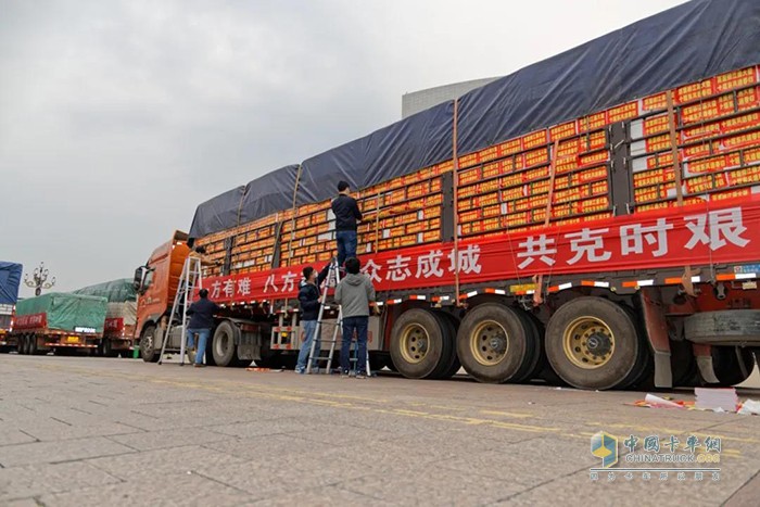 滿滿物資的乘龍汽車