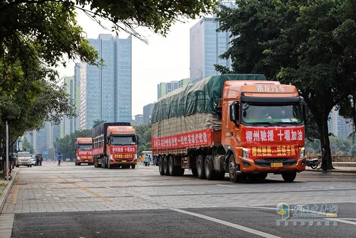 5輛滿載著捐贈物資的乘龍汽車