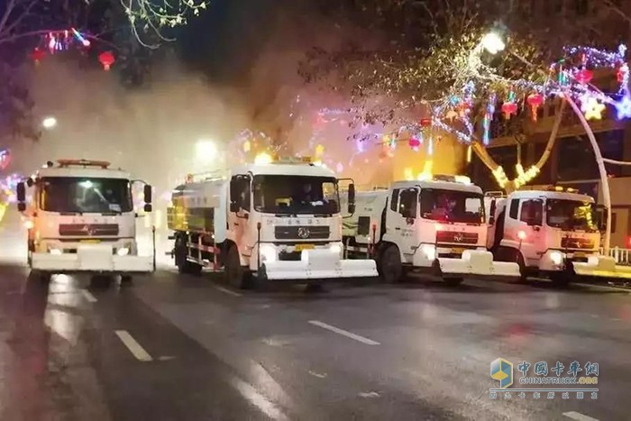 搭載東風(fēng)天錦底盤的霧炮車、灑水車等消毒作業(yè)車輛