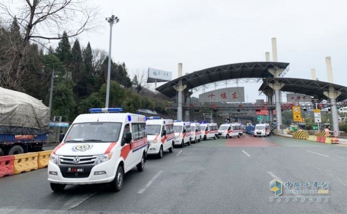 東風(fēng)御風(fēng)救護(hù)車在馳援湖北省武漢、荊州、咸寧、黃梅，以及新疆等地后，近日再次馳援湖北十堰抗“疫”一線