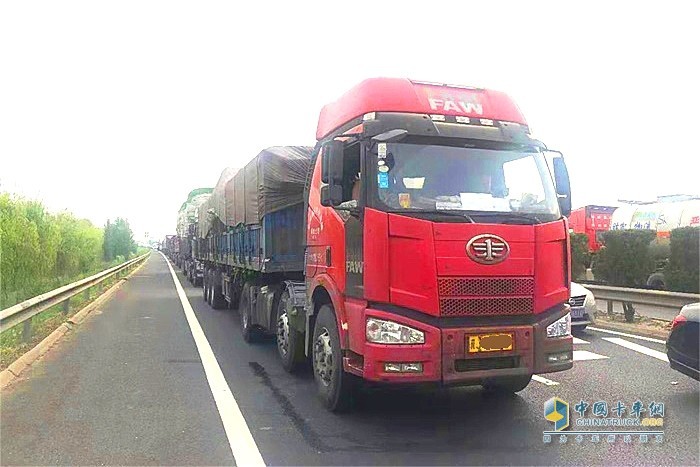 用法律為貨車(chē)超限超載戴上“籠頭”  陜西對(duì)嚴(yán)重超載貨車(chē)列入違法失信名單