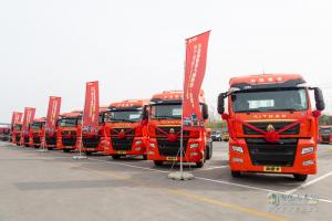 “高端”重卡實現(xiàn)新飛躍 ---中國重汽舉辦汕德卡月產(chǎn)銷5000輛暨交車儀式
