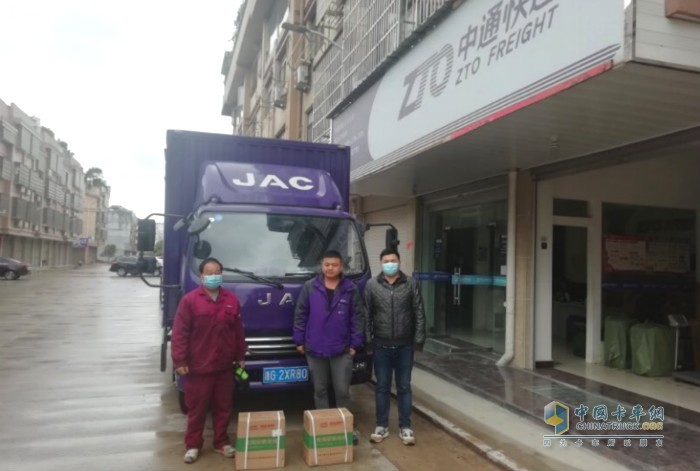 江淮輕卡工作人員到達用戶現(xiàn)場后，在第一時間送上禮品