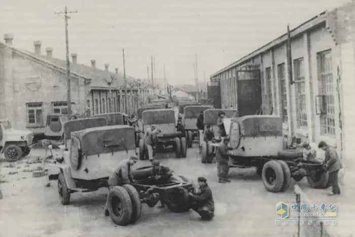 1958年南汽工人在露天裝配汽車的情景