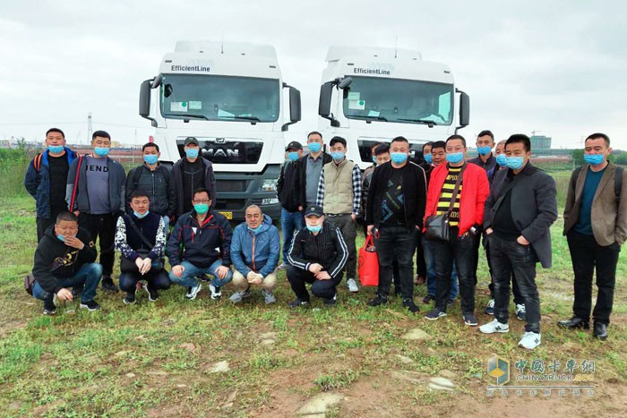 曼恩高效駕駛培訓(xùn)團(tuán)隊與順豐及其共建車隊運營伙伴合影留念