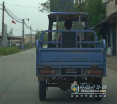 給援助武漢的醫(yī)療隊(duì)送上了200筐新鮮蔬菜