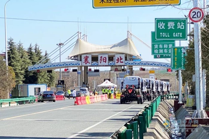 11臺來自東風汽車股份的防疫霧炮車專用底盤從湖北襄陽出發(fā)，并于當日24:00抵達位于長沙的中聯(lián)重科改裝基地