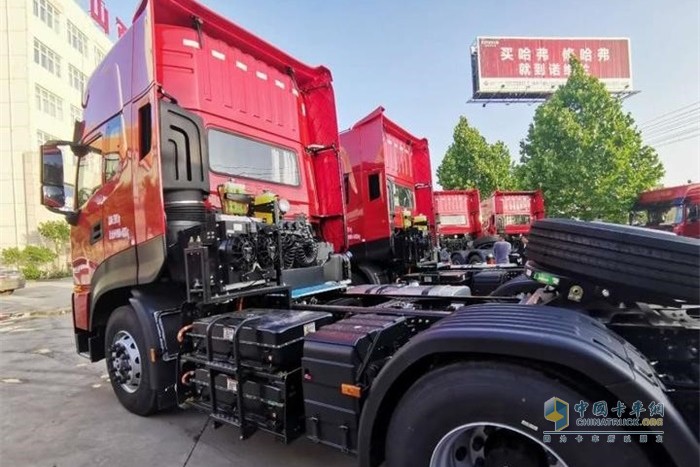 此次交付的油電混合動(dòng)力牽引車(chē)