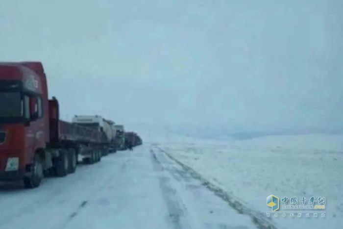 積雪路面結(jié)冰，經(jīng)常導致嚴重堵車，海拔高，氣溫低，車輛出現(xiàn)故障難以行駛是屢見不鮮的