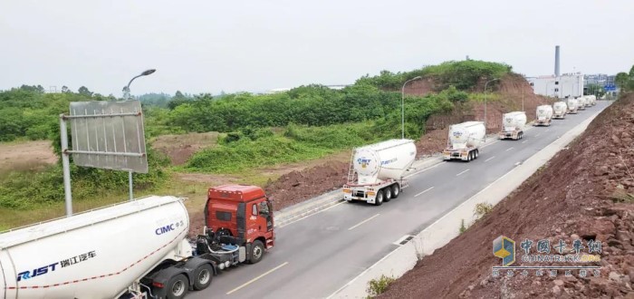 重慶地區(qū)批量高強(qiáng)度輕量化碳鋼粉罐車交付