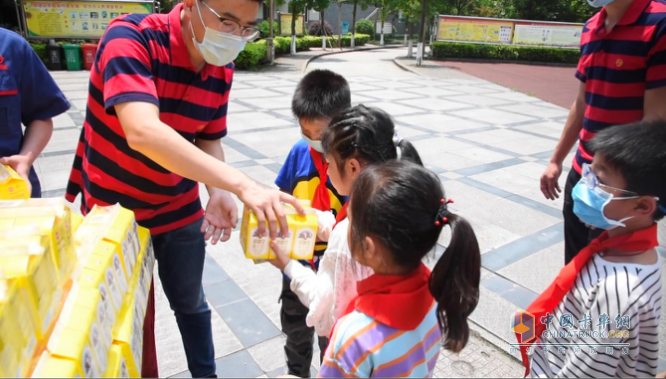 重慶大足雙橋?qū)嶒灐凹t巖小學”學生車內(nèi)合影