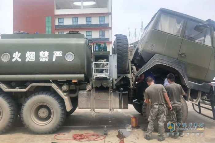 陜汽重卡九江天元服務站赴駐扎九江的抗洪軍隊并主動承擔了軍車的檢修保障工作