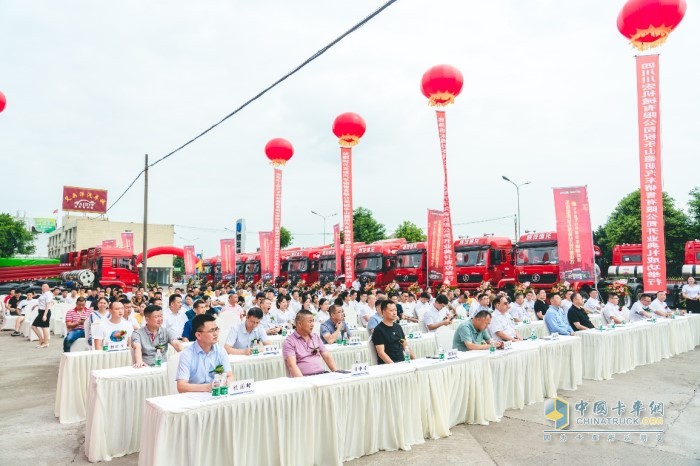 樂山德朋汽車鉆石級體驗(yàn)店開業(yè)盛典暨40臺LNG牽引車交車儀式