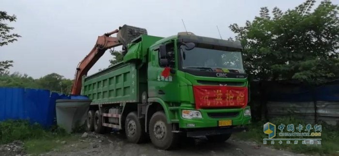 蕪湖北坤運(yùn)輸有限公司等單位積極調(diào)派聯(lián)合卡車(chē)渣土車(chē)奔赴災(zāi)區(qū)，實(shí)施救援，持續(xù)向蕪湖堤壩運(yùn)輸泥土、黃沙，加對(duì)堤壩進(jìn)行構(gòu)筑加固