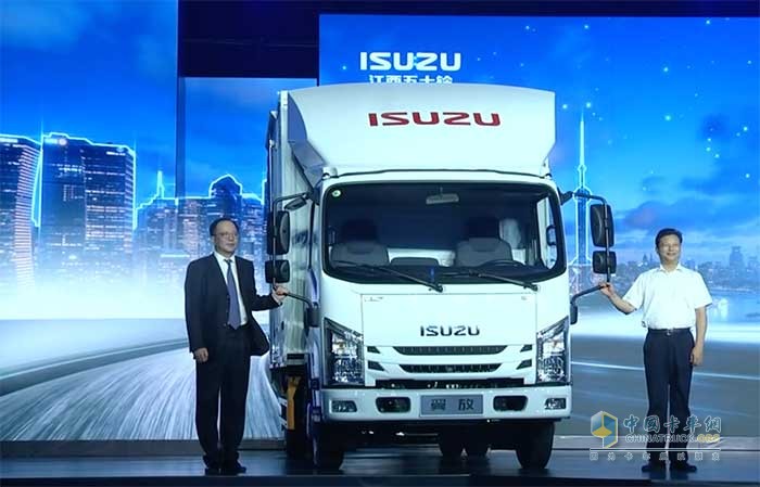 圖右：江西五十鈴汽車(chē)有限公司董事長(zhǎng)邱天高，圖左：江西五十鈴汽車(chē)有限公司總經(jīng)理朱毅