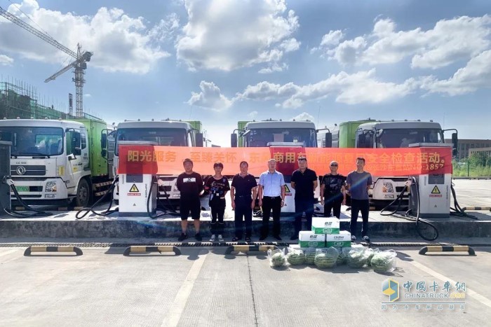 東風商用車服務站服務人員對客戶車輛免費提供全方面檢查以及10小時的電池均衡維保服務