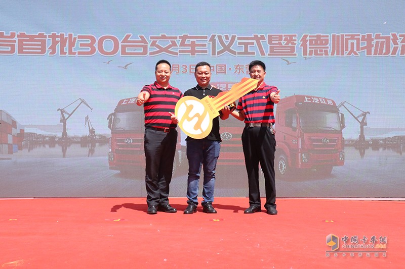 上汽紅巖牽引車再交大單 廣饒輪胎“坐”上紅巖杰卡