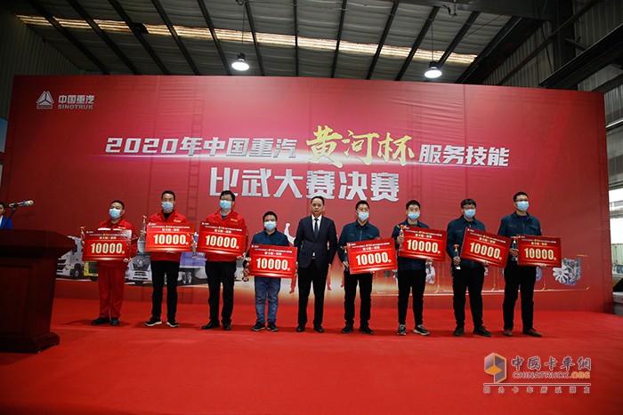 李紹華副總經(jīng)理為獲獎選手頒獎
