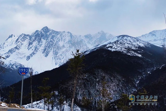 214國道遠眺白馬雪山