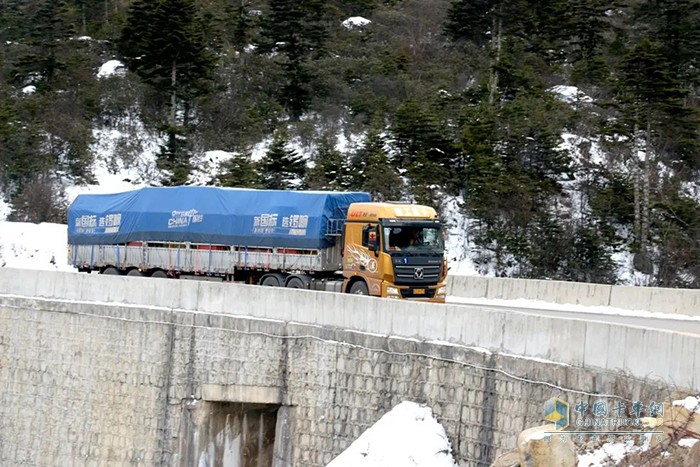 鑼響掛車輕松經過暗冰路段