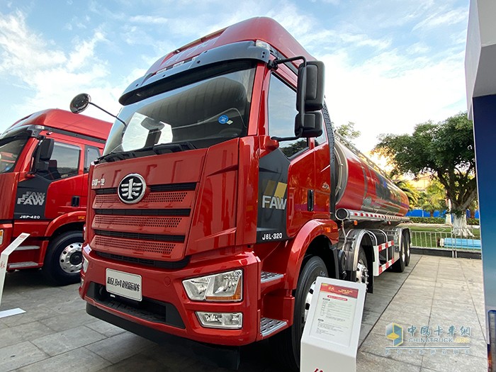 新J6L 8×4 危化品運(yùn)輸車