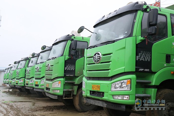 解放J6P 8x4法規(guī)版渣土車馬力大，底盤硬