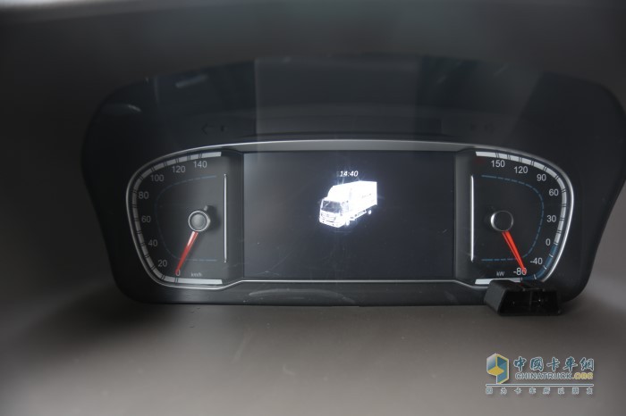 儀表盤相比傳統(tǒng)車型有所變化，采用了對稱式設(shè)計