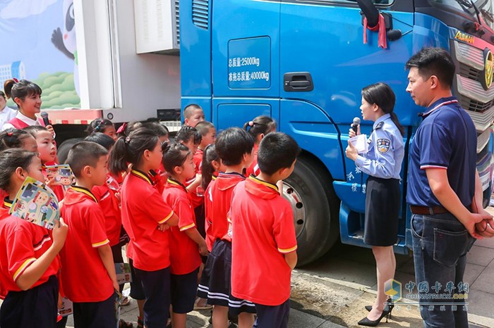  歐曼助推“交通安全大篷車紅色之旅”