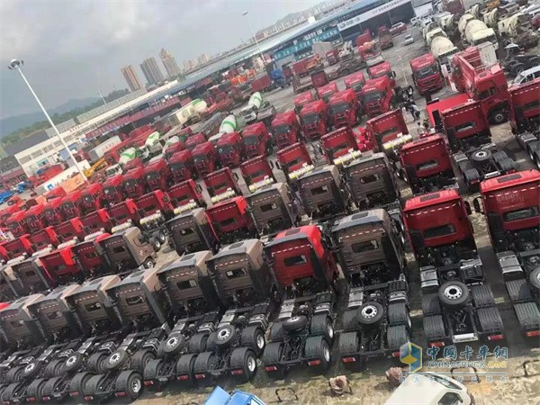東風(fēng)康明斯  燃氣牽引車