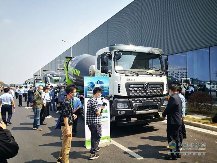 客戶品鑒東風(fēng)天錦KR、天龍KC攪拌車