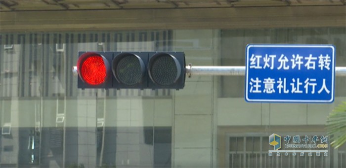交通信號燈 路口右轉(zhuǎn) 正確方式
