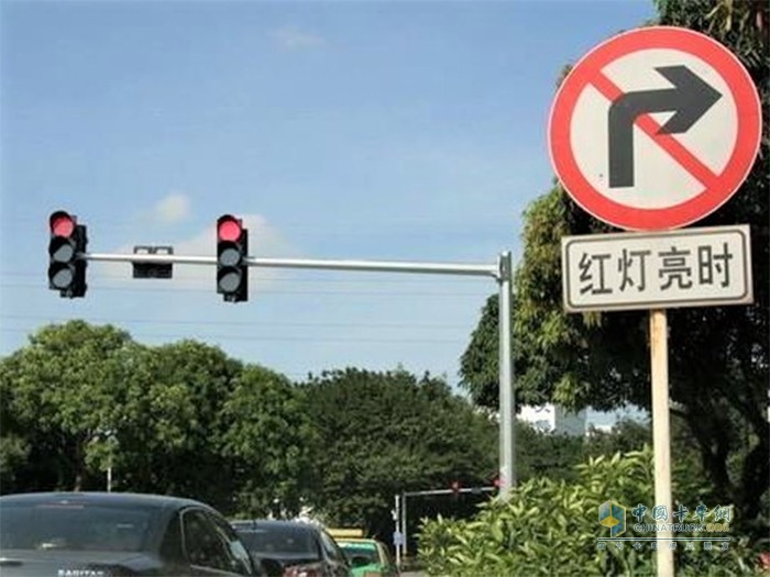 交通信號燈 路口右轉(zhuǎn) 正確方式