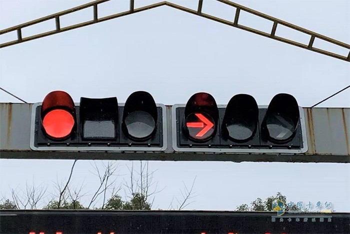 交通信號燈 路口右轉(zhuǎn) 正確方式