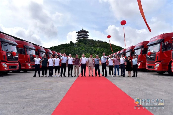 80臺國六東風(fēng)天龍牽引車交付廣東程通物流有限公司