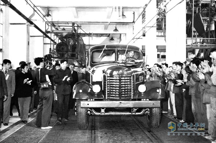 1956.7.13 第一輛解放卡車駛下生產線