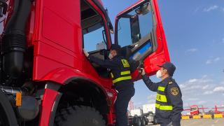 進博之約倒計時：梅賽德斯-奔馳總重250噸大件運輸車赴約抵滬