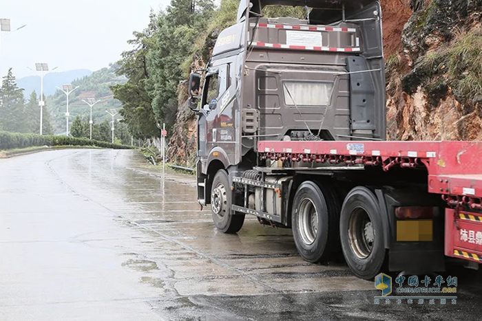 解放卡車:雨天行車，有些注意事項(xiàng)不得不說！