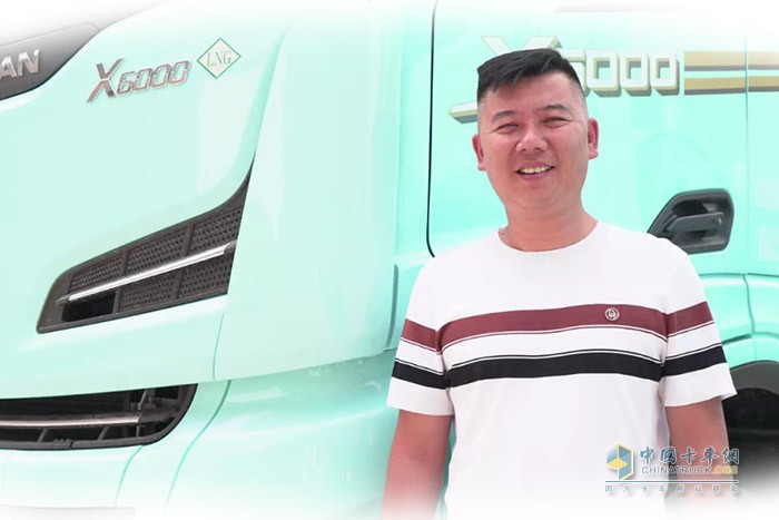 濰柴WP15NG有560馬力，動(dòng)力夠足，起步平穩(wěn)，高速超車(chē)也快，一天來(lái)回600多公里，都能準(zhǔn)時(shí)到達(dá)。