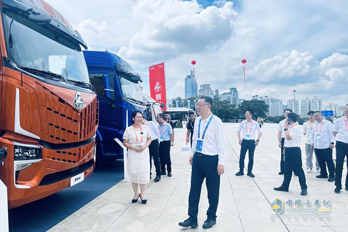 乘龍卡車東博會(huì)驚艷亮相，開(kāi)啟國(guó)際物流運(yùn)輸新紀(jì)元