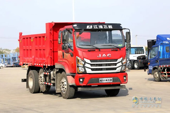 江淮飛越6×2R提升橋自卸車(chē)，將憑借輕量化、高承載、高效、安全等優(yōu)勢(shì)，助力卡友征戰(zhàn)城建運(yùn)輸，在嚴(yán)格治超管理環(huán)境下也能合規(guī)多拉，實(shí)現(xiàn)低成本高收益，輕松走上創(chuàng)富之路。