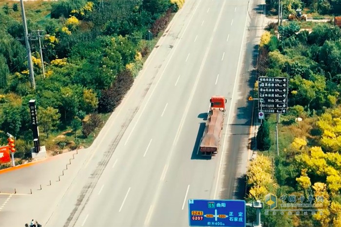 在河北石家莊，34歲的紅巖杰獅C6 LNG牽引車(chē)車(chē)主杜興旺，駕齡已有15年，開(kāi)過(guò)不少其他品牌的車(chē)以及各種油車(chē)后的他，很滿(mǎn)意紅巖燃?xì)廛?chē)的綜合表現(xiàn)。
