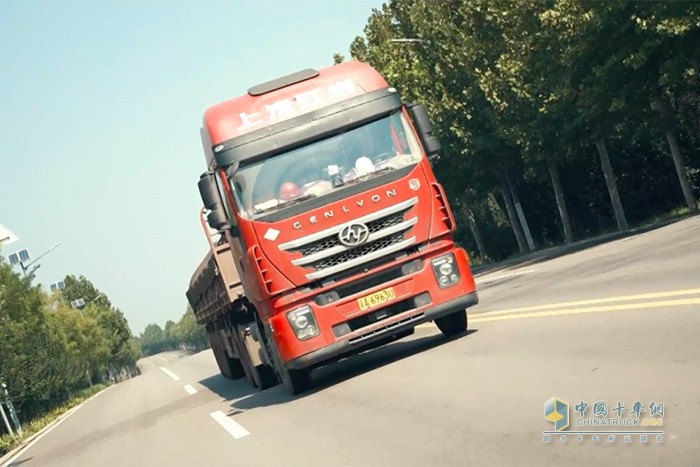在河北石家莊，34歲的紅巖杰獅C6 LNG牽引車(chē)車(chē)主杜興旺，駕齡已有15年，開(kāi)過(guò)不少其他品牌的車(chē)以及各種油車(chē)后的他，很滿(mǎn)意紅巖燃?xì)廛?chē)的綜合表現(xiàn)。