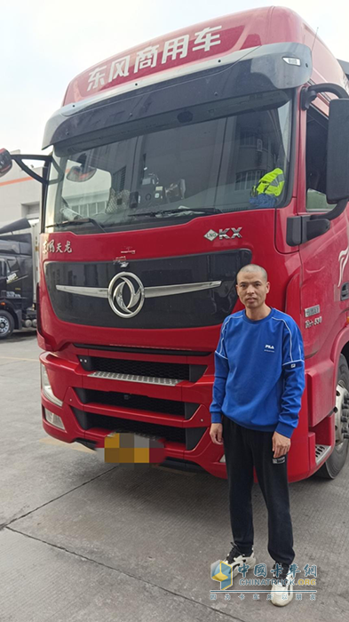 從入行到現(xiàn)在，王濤開過兩輛東風天龍品牌的車，現(xiàn)在他駕駛的是東風天龍旗艦530馬力燃氣車，“就是覺得這個車好，氣耗特別低，特省錢”，他的語氣里充滿了信任感。