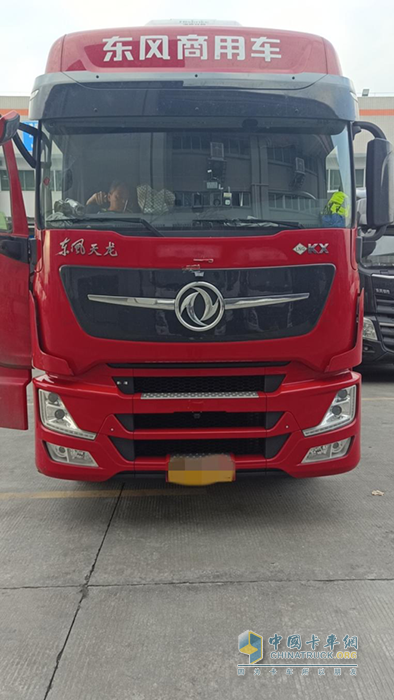 從入行到現(xiàn)在，王濤開過兩輛東風天龍品牌的車，現(xiàn)在他駕駛的是東風天龍旗艦530馬力燃氣車，“就是覺得這個車好，氣耗特別低，特省錢”，他的語氣里充滿了信任感。