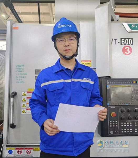 中集車輛旗下駐馬店華駿鑄造公司鐘源同志榮獲“全國勞動模范”榮譽稱號！