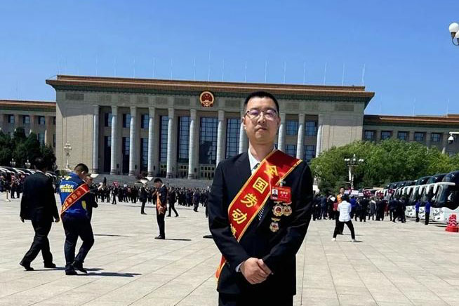 中集車輛旗下駐馬店華駿鑄造公司鐘源同志榮獲“全國勞動(dòng)模范”榮譽(yù)稱號(hào)！
