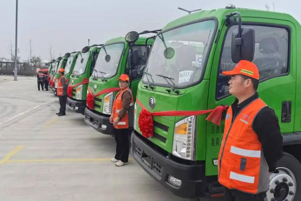 宇通新能源環(huán)衛(wèi)車交付周口，助力打造城鄉(xiāng)垃圾收運(yùn)新標(biāo)桿！