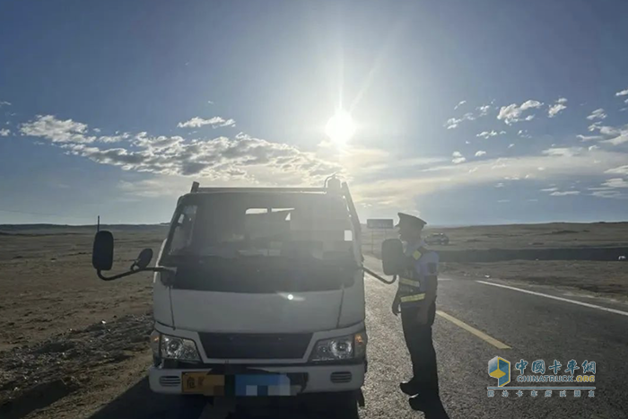 新疆阿勒泰查獲一?；愤\輸車未配備押運員