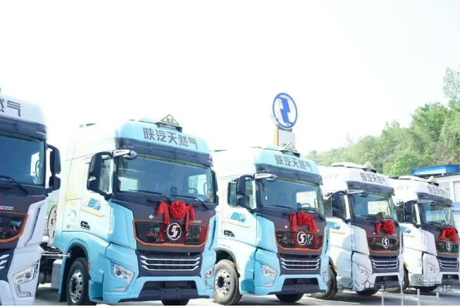 陜汽重卡S6000大馬力全新天然氣重卡在延安上市