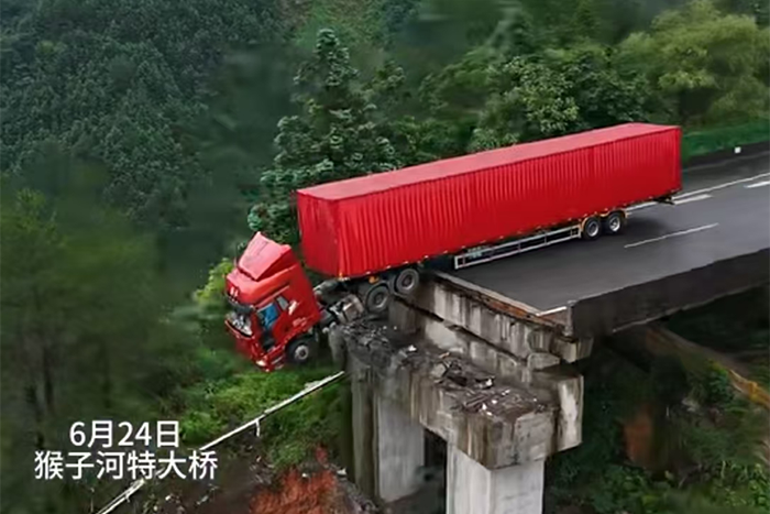 危急關頭，解放卡車硬核守護，駕駛員化險為夷！